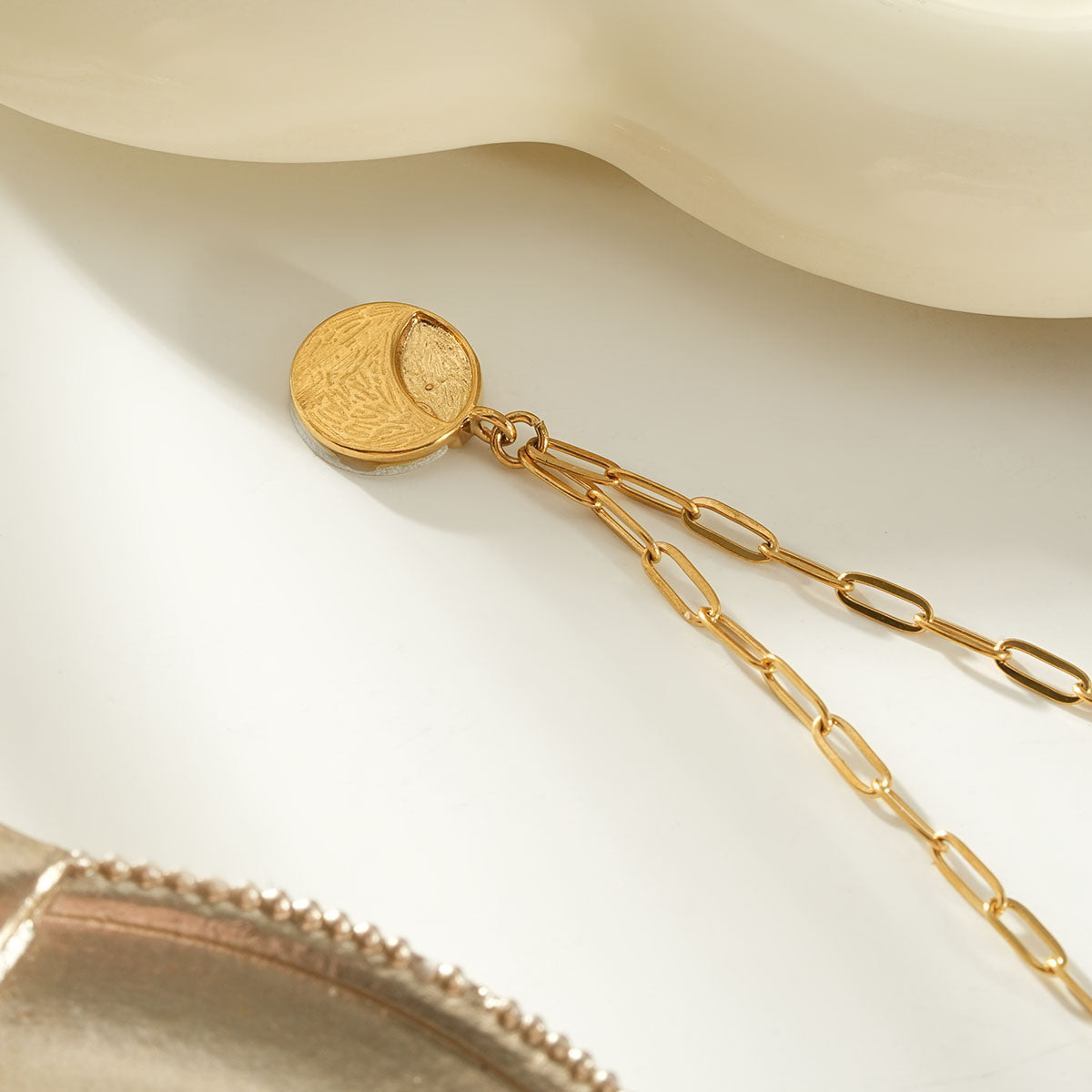 KAO Gold: Coastal Shell Charm Necklace with Oval-Cut Zirconia Inlay