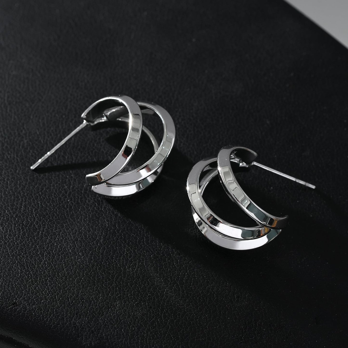 Style GRIZZANA: Triple Banded Hoop Earrings in Silver