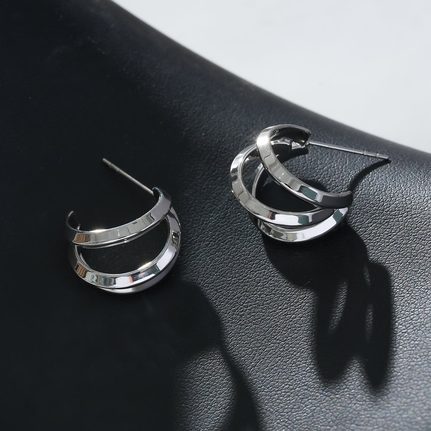 Style GRIZZANA: Triple Banded Hoop Earrings in Silver