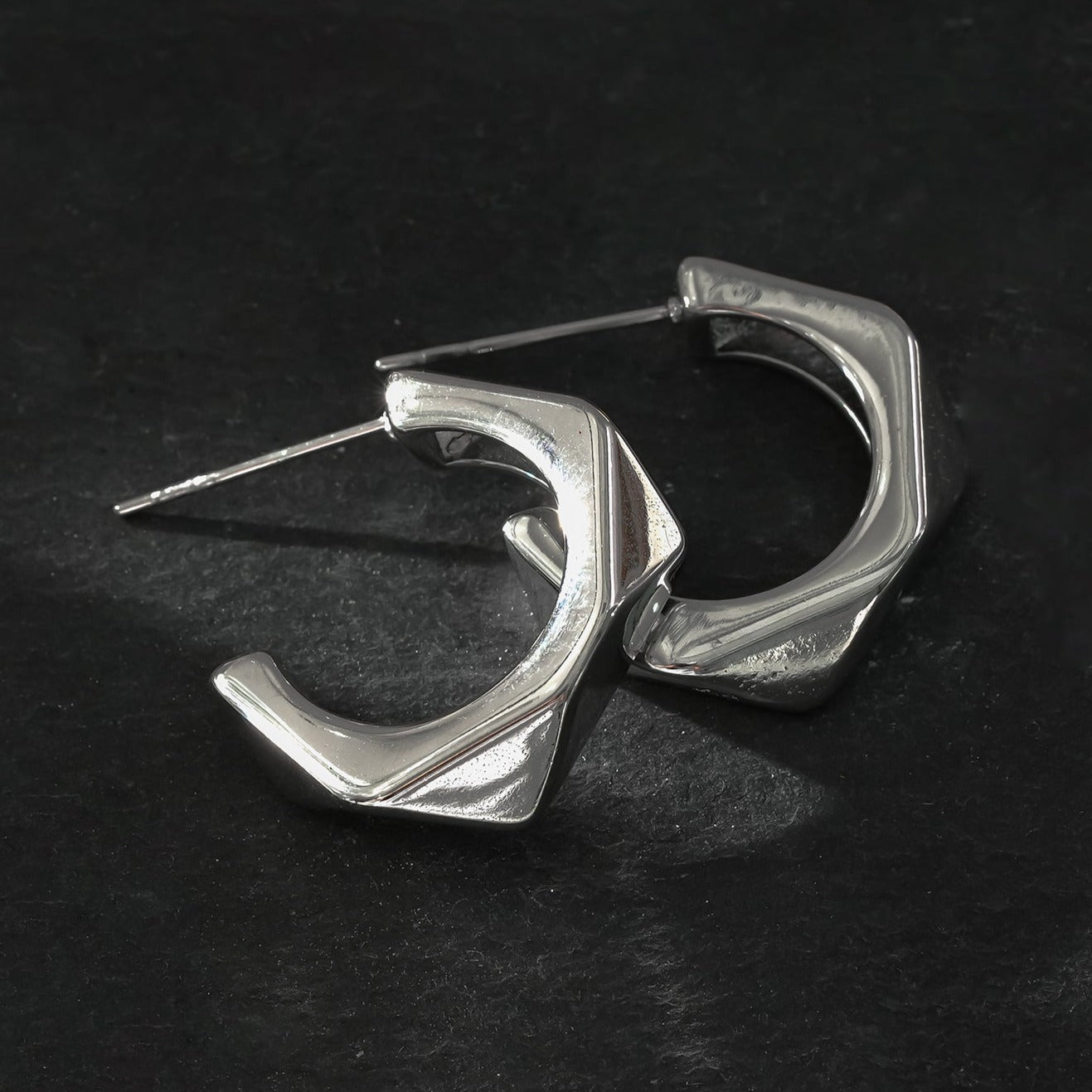 Style PERIDO Silver Toned (White Gold): Art Deco Styled Geometric Hoop Earrings