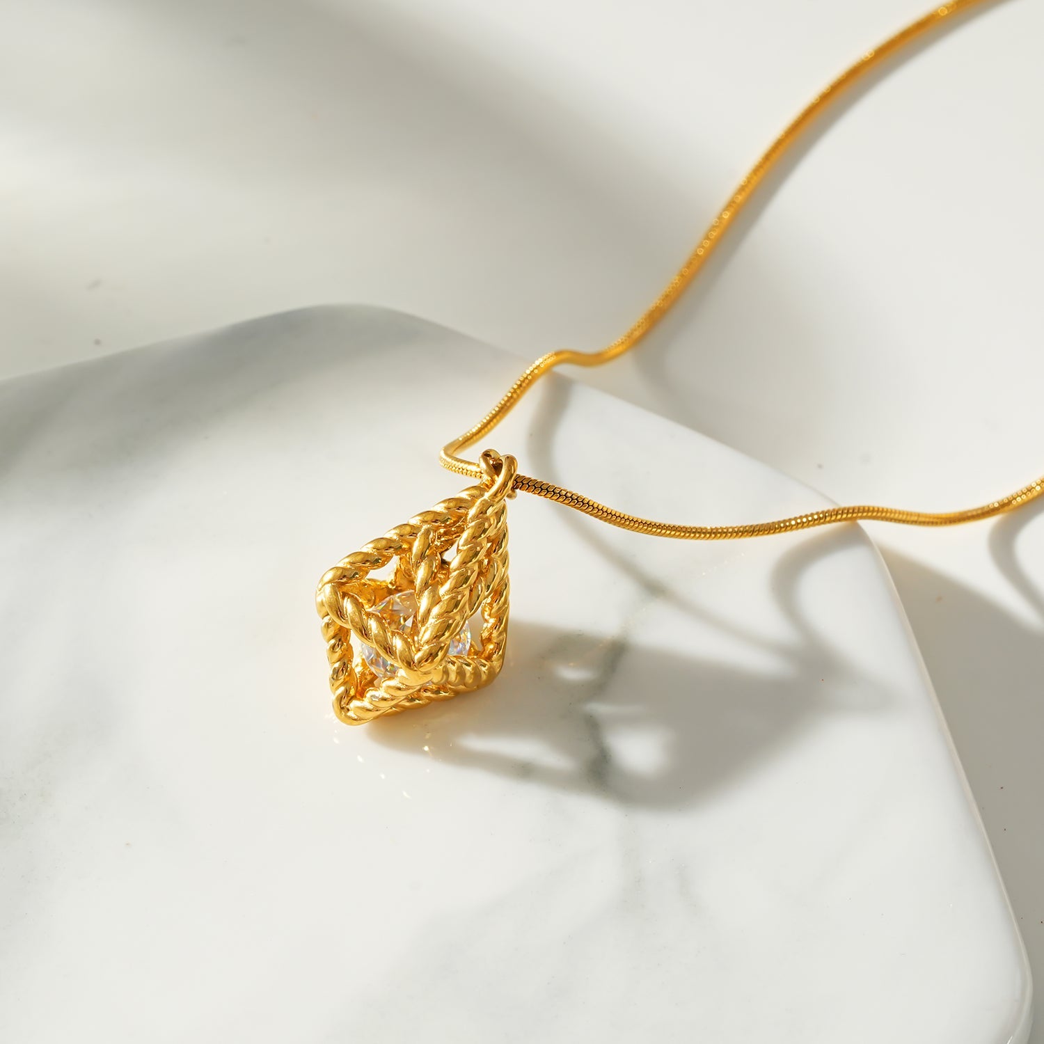 Style KARJAT: Minimalist Chain Necklace with Geometric Caged Zirconia in Gold