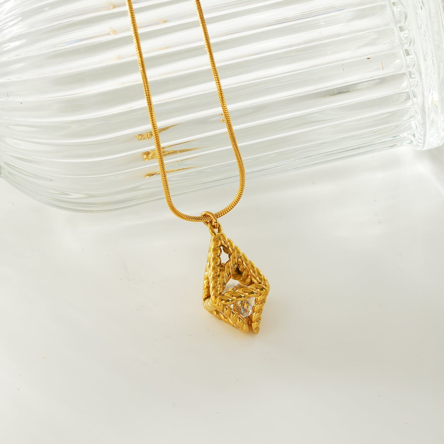 Style KARJAT: Minimalist Chain Necklace with Geometric Caged Zirconia in Gold