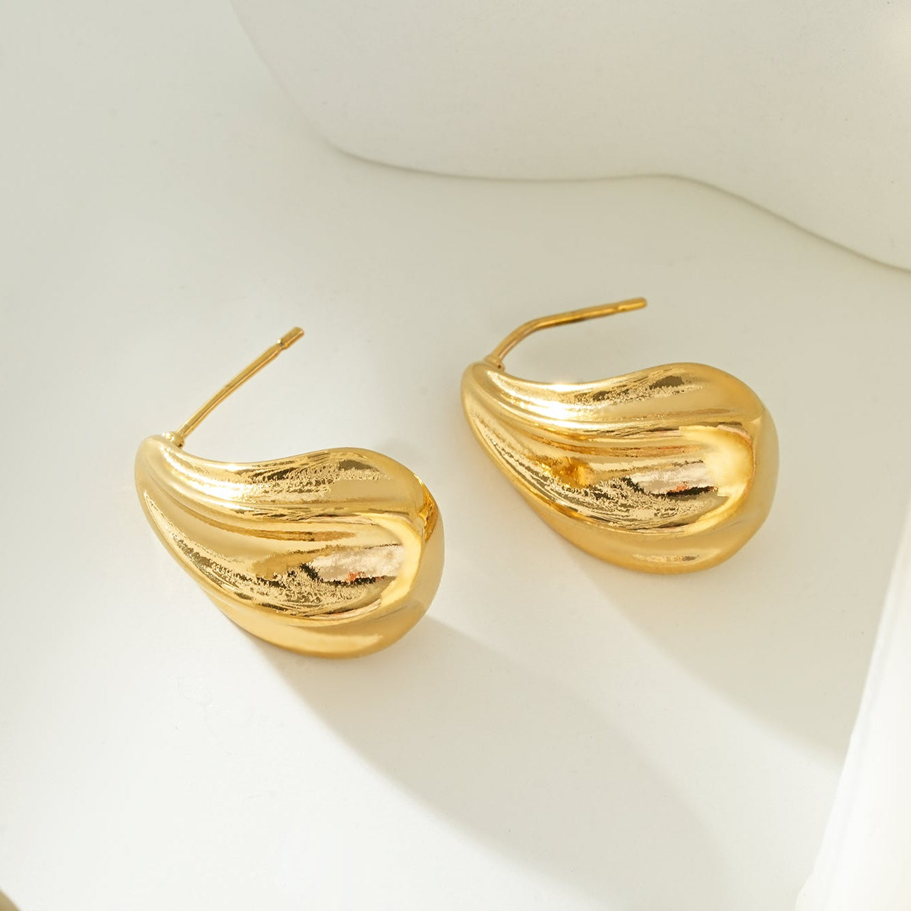 GEESI Gold: Textured Tear-Drop Shape Stud Earrings