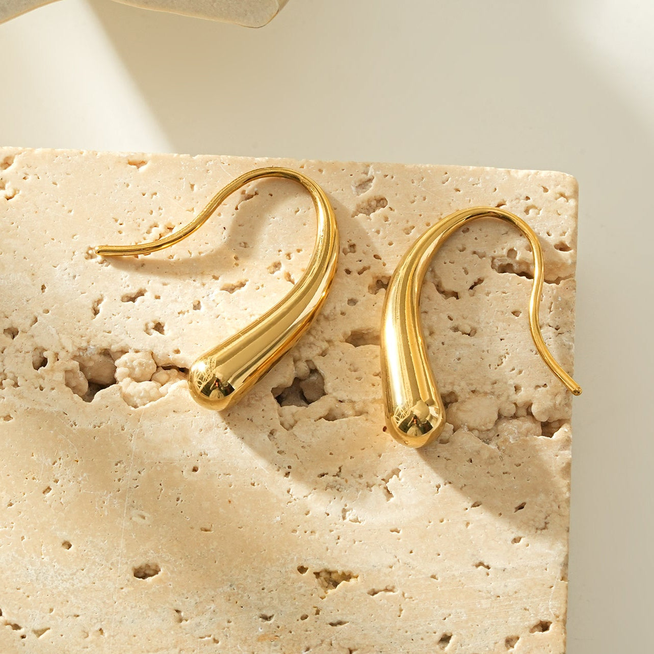 CLARA Gold: Swirl Tail Hoop Earrings – Minimalist Fluid Curve Design