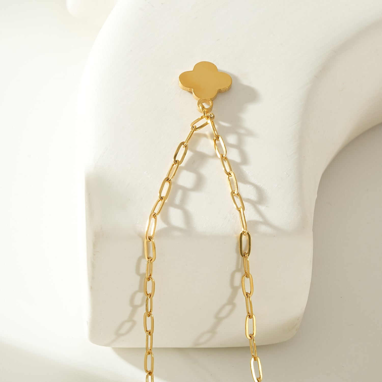 MAKA Gold: Chain-Necklace with a Clover Shaped Charm in Natural Shell with a Gold Metal Border