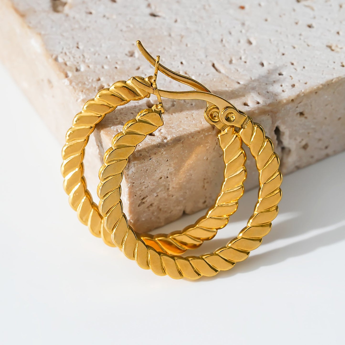 Style ORTANA 07162: Sculptured Pattern Hoop Earrings.