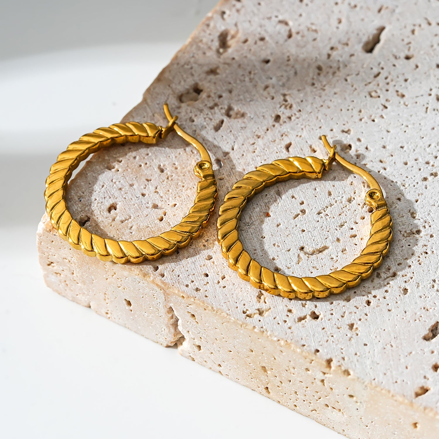 Style ORTANA 07162: Sculptured Pattern Hoop Earrings.