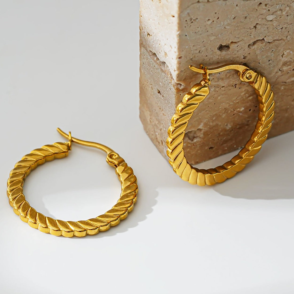 Style ORTANA 07162: Sculptured Pattern Hoop Earrings.