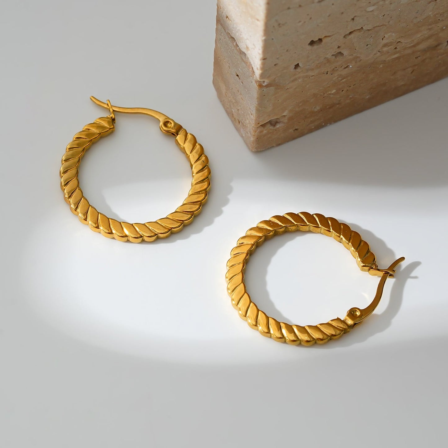 Style ORTANA 07162: Sculptured Pattern Hoop Earrings.