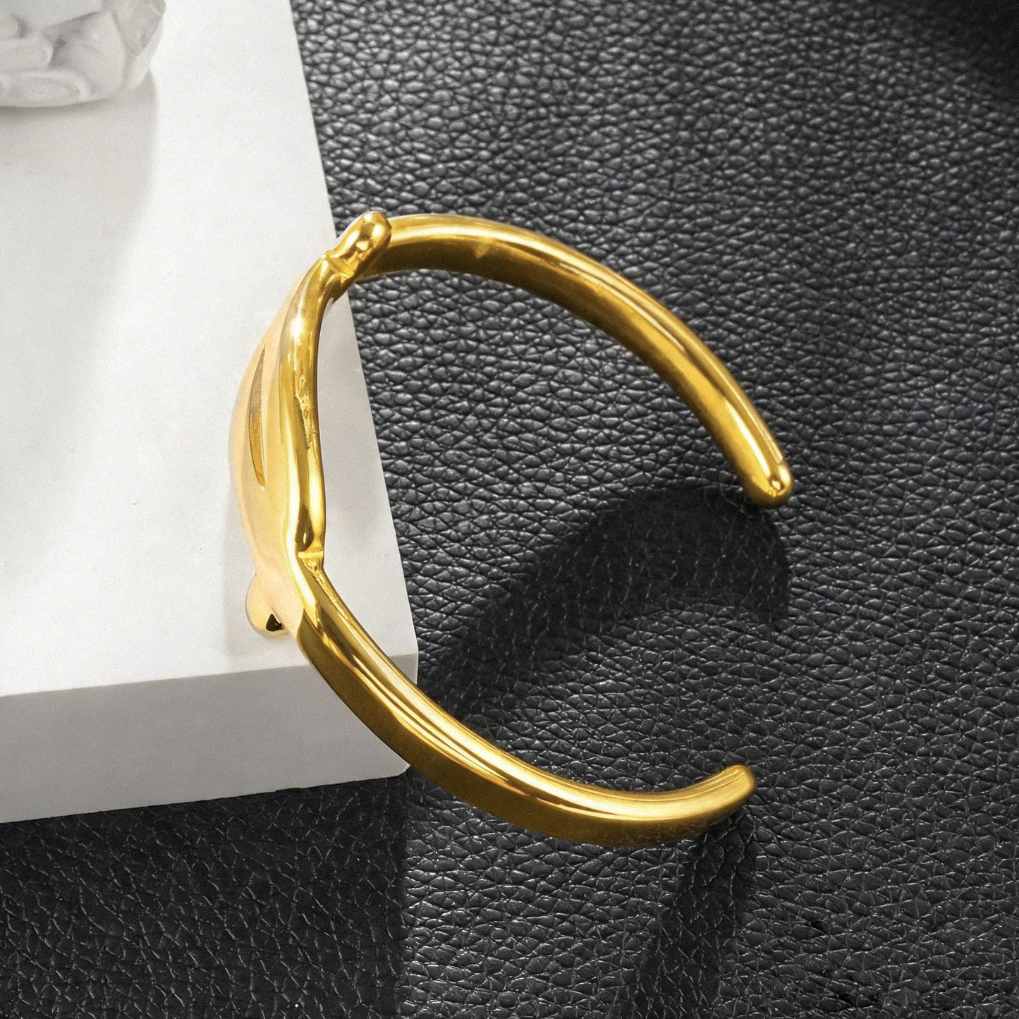 TANGHEUL Gold: Sculptural Cuff Bracelet