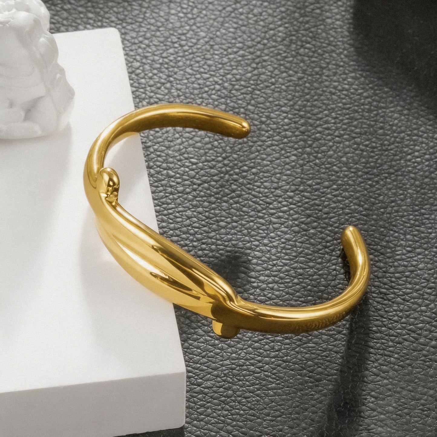 TANGHEUL Gold: Sculptural Cuff Bracelet