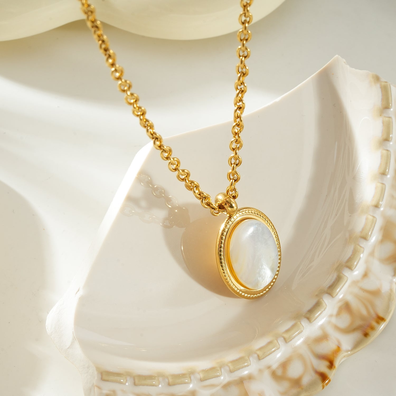 KEAKI Gold: Mother-of-Pearl Oval Pendant Necklace