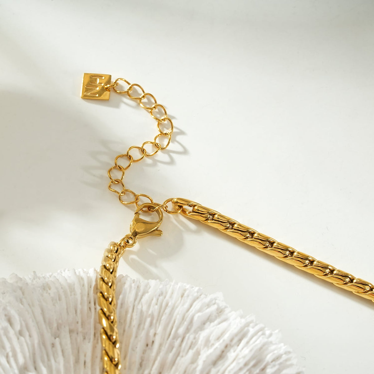 LONA Gold: Woven Link Chain Necklace