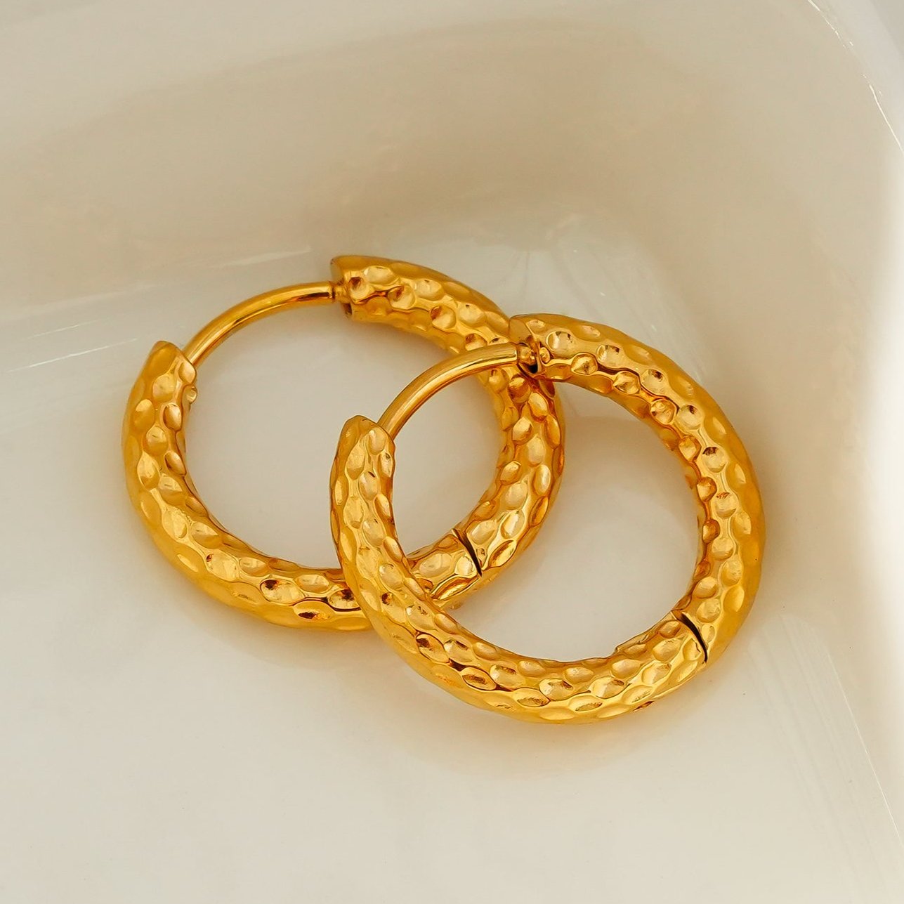 EDGWARE: Decorative Hammered Hoop Earrings in Gold