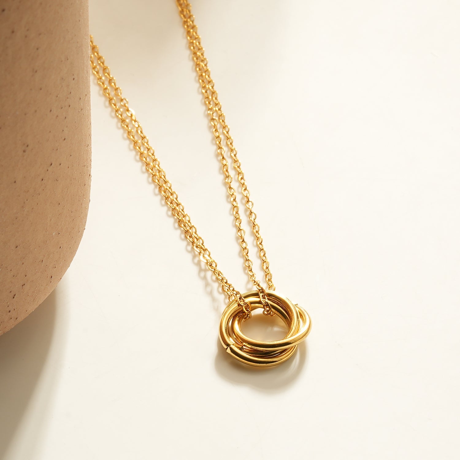 ELVIRA Gold: Double Chain Dainty Necklace with Intertwined 3-Ring Pendant – Symbol of Love, Unity & Eternity