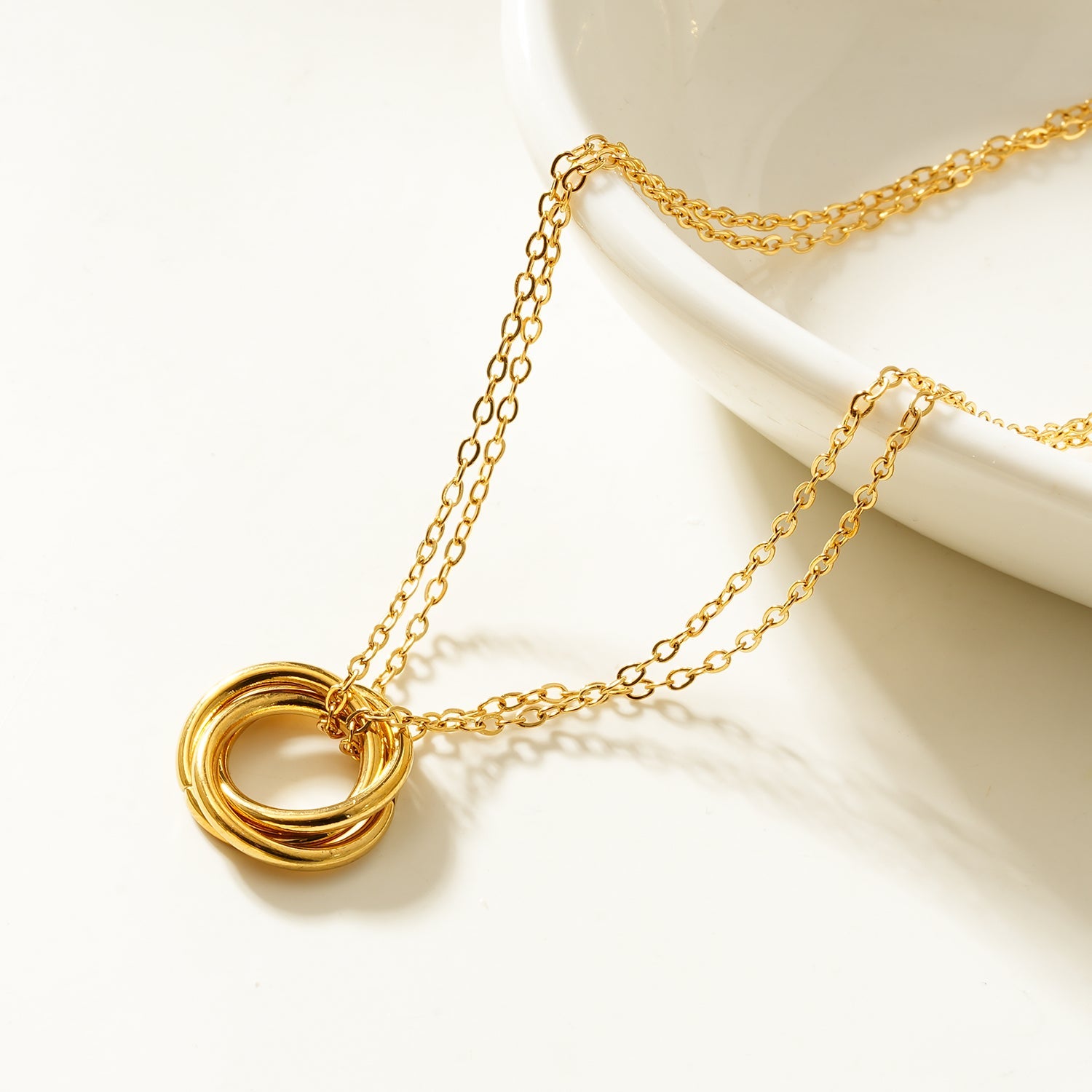ELVIRA Gold: Double Chain Dainty Necklace with Intertwined 3-Ring Pendant – Symbol of Love, Unity & Eternity