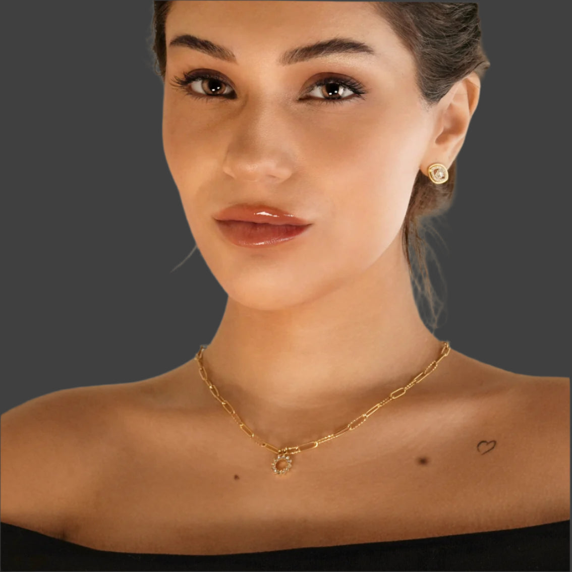 FRETTA: Radiant Star Shaped Pendant Zirconia Paper-Clip Chain Necklace in Gold.