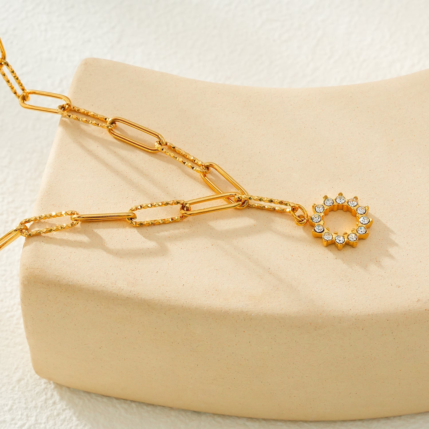 FRETTA: Radiant Star Shaped Pendant Zirconia Chain Necklace in Gold.