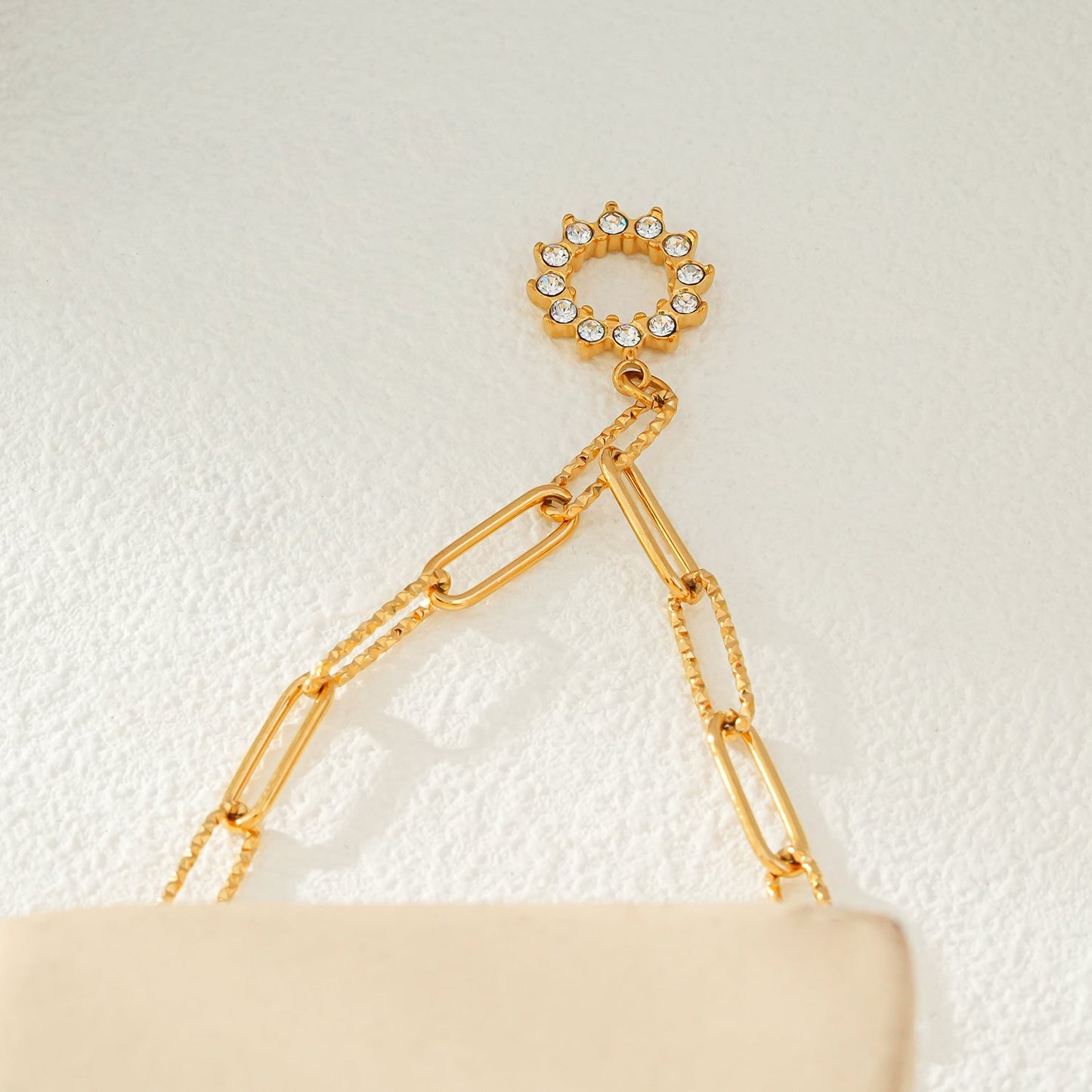 FRETTA: Radiant Star Shaped Pendant Zirconia Chain Necklace in Gold.