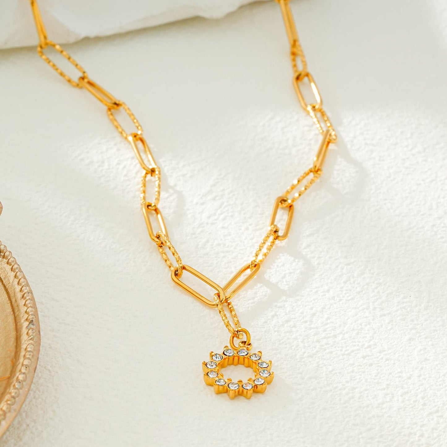 FRETTA: Radiant Star Shaped Pendant Zirconia Chain Necklace in Gold.