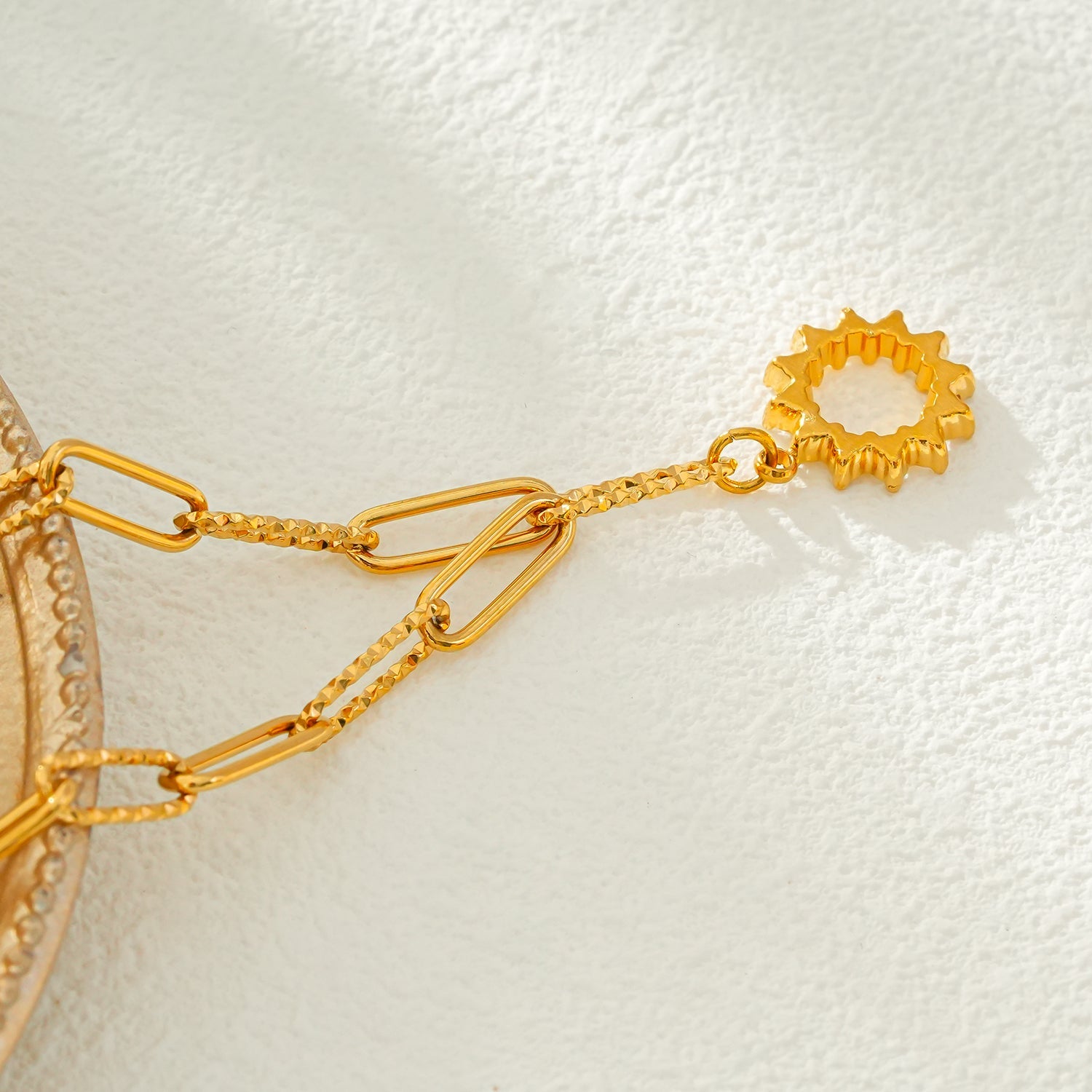 FRETTA: Radiant Star Shaped Pendant Zirconia Chain Necklace in Gold.