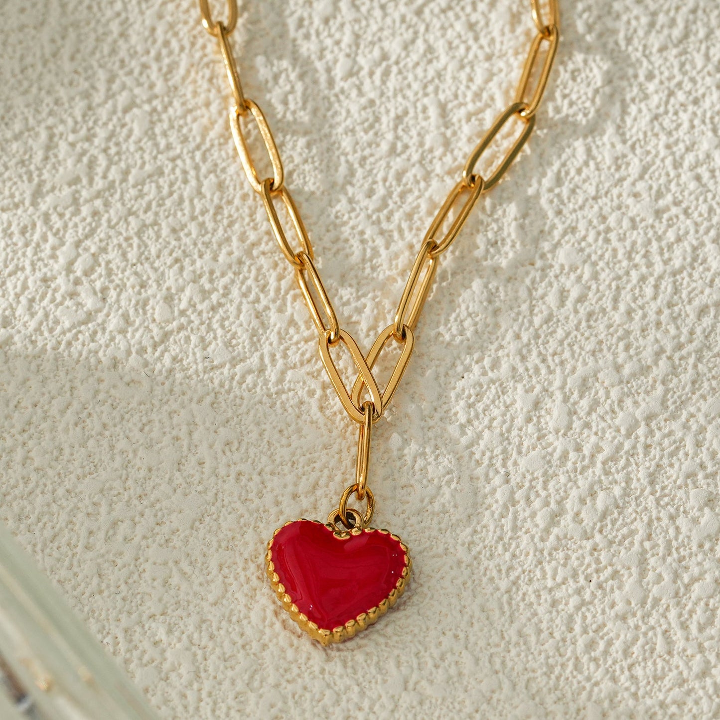 Style HEART ROUGE: Paper Clip Chain Anchoring an Enameled Heart Charm in Gold