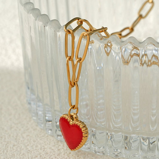 Style HEART ROUGE: Paper Clip Chain Anchoring an Enameled Heart Charm in Gold