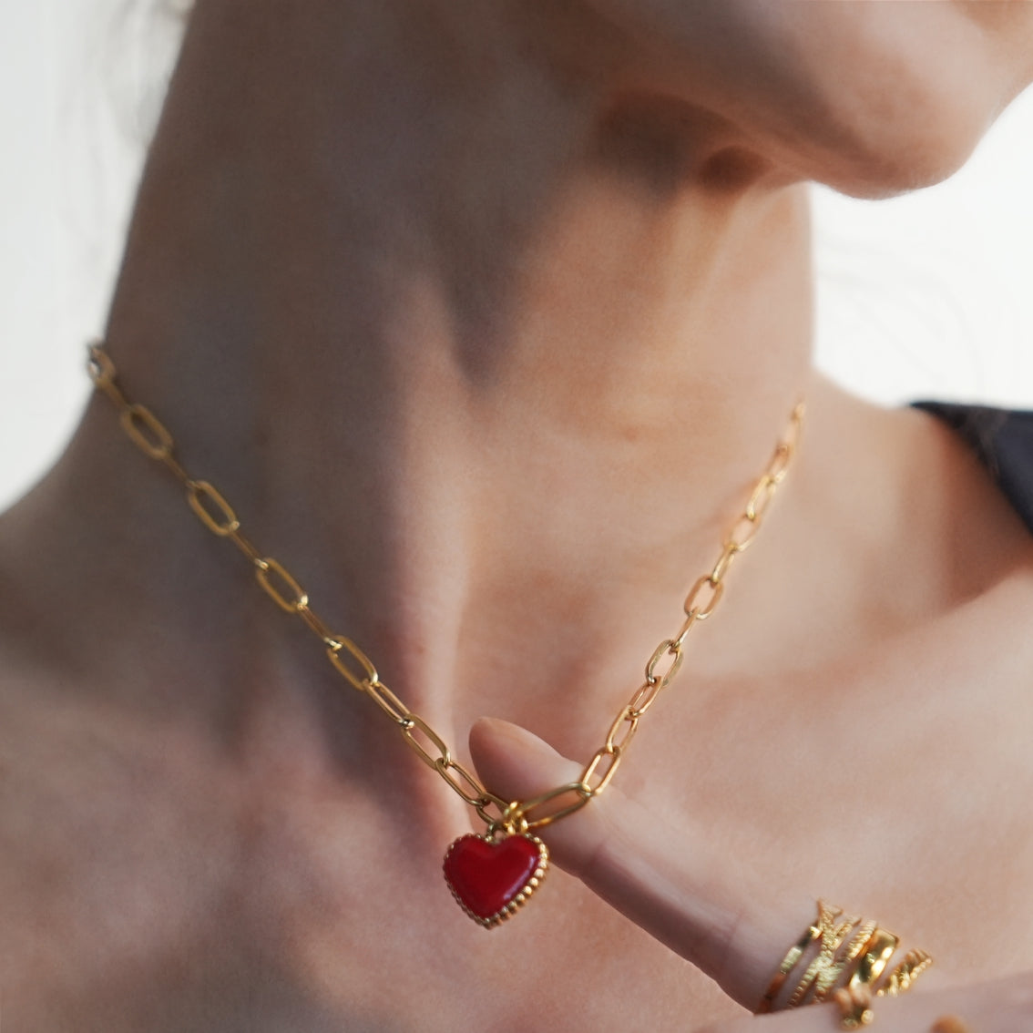 Style HEART ROUGE: Paper Clip Chain Anchoring an Enameled Heart Charm in Gold