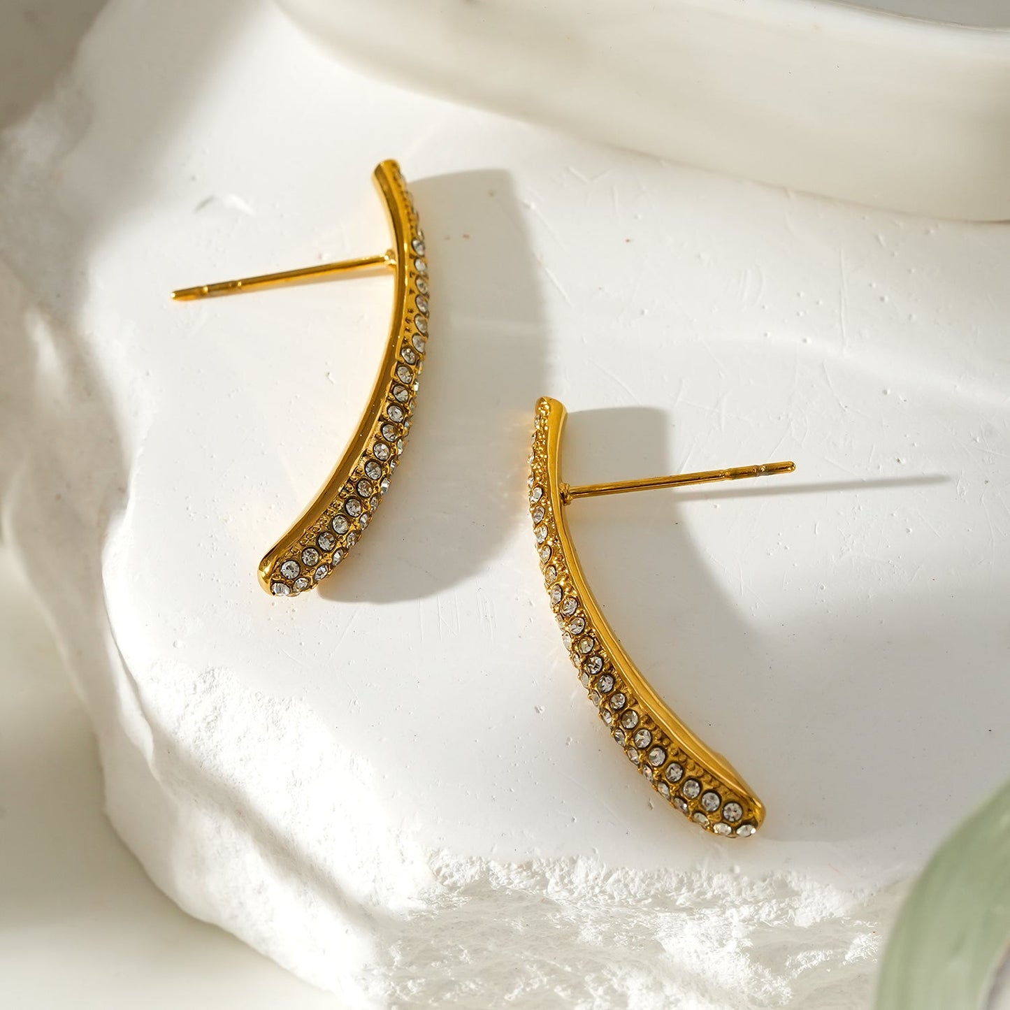 Style HILO: Curved Pavé Zirconia Shaped Stud Earrings Gold