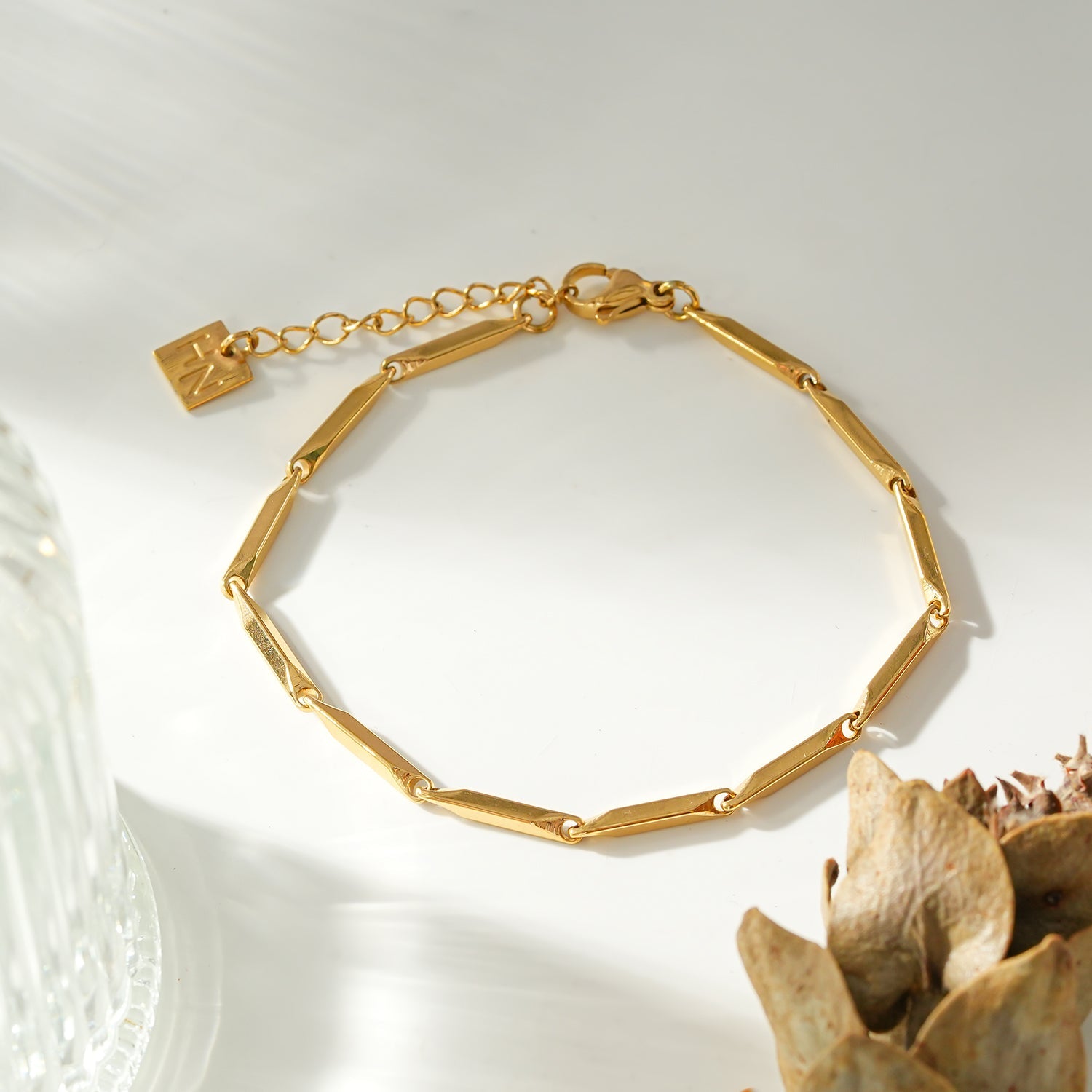 tyle INTARSI Gold: Minimalist Geometric Shaped Beaded Chain Bracelet