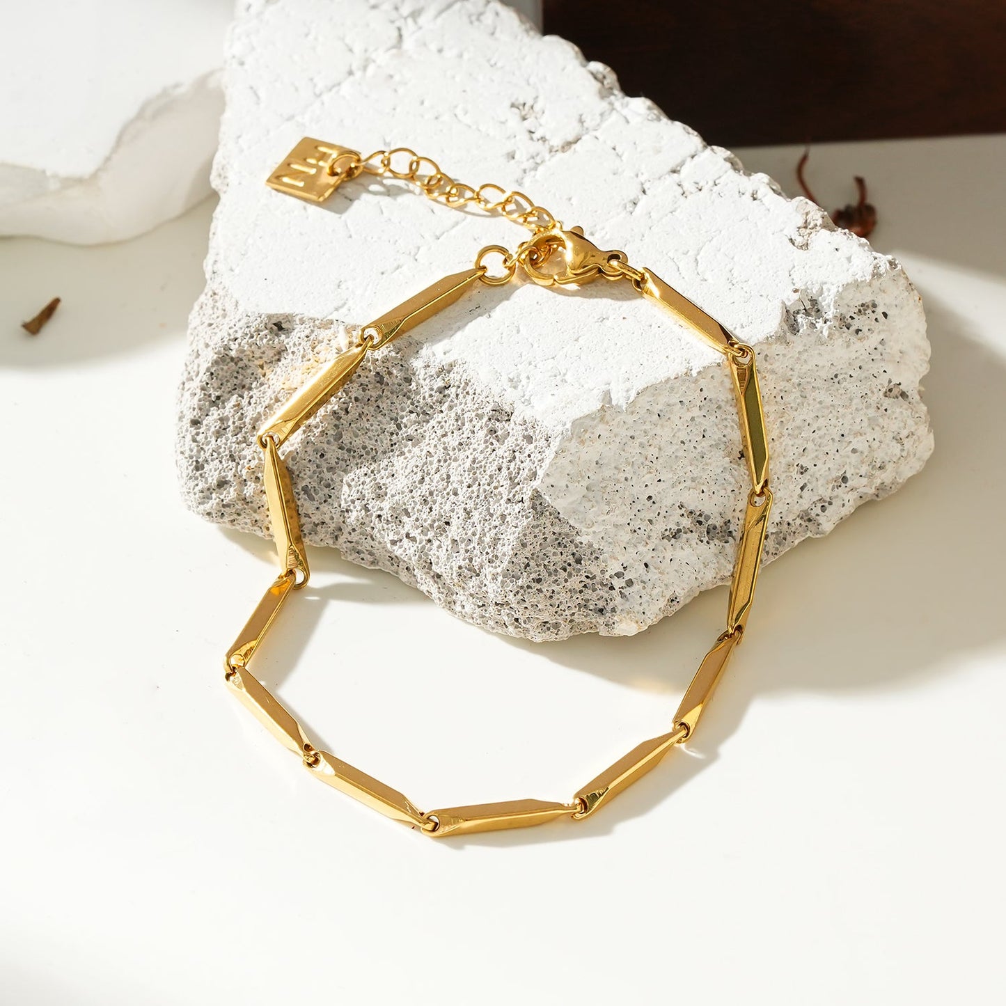 tyle INTARSI Gold: Minimalist Geometric Shaped Beaded Chain Bracelet