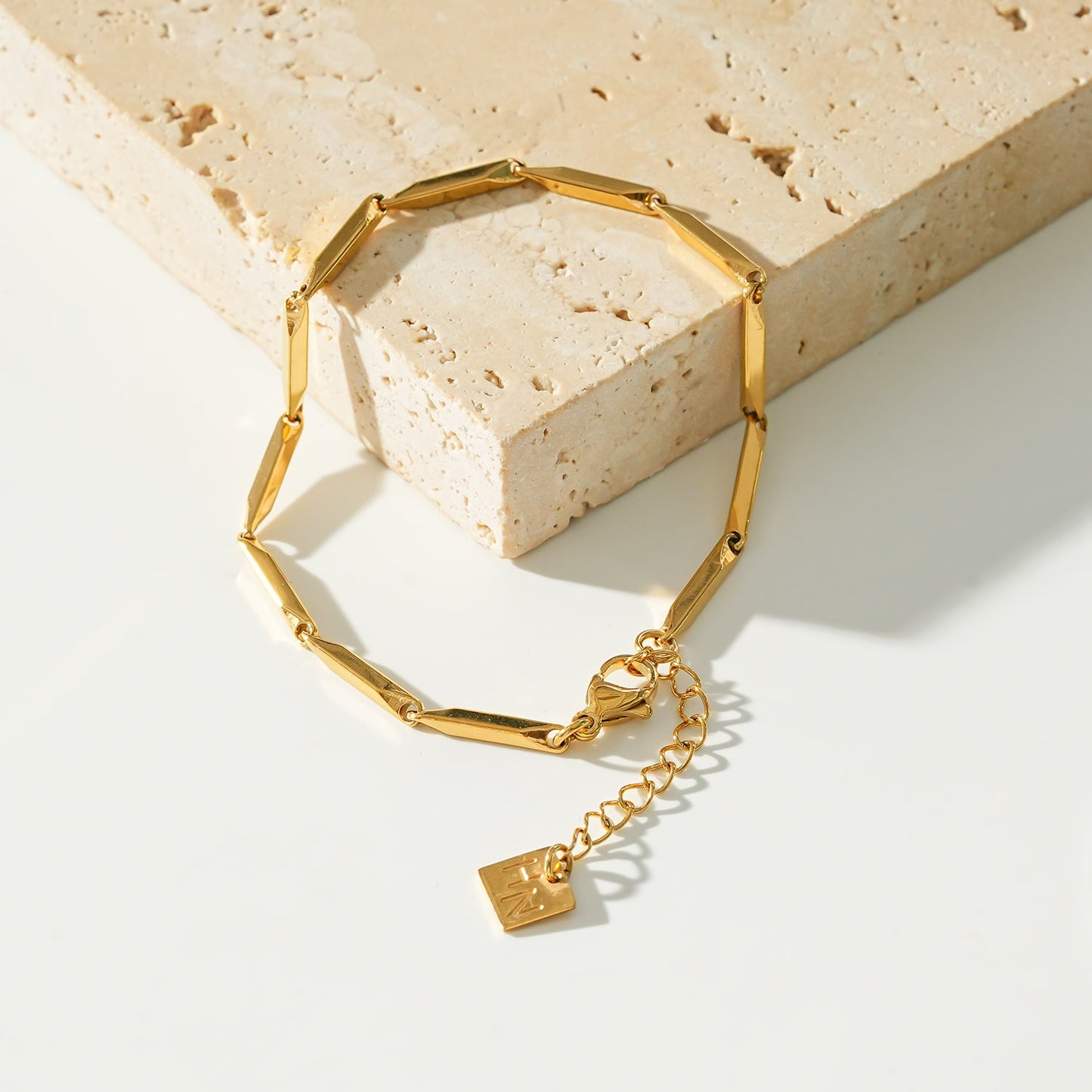 tyle INTARSI Gold: Minimalist Geometric Shaped Beaded Chain Bracelet