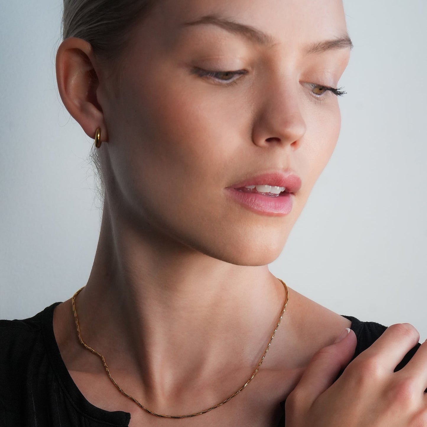 JAANBERG Gold: Mid Width Smooth Finish Mini Hoops for Day-to-Night Elegance