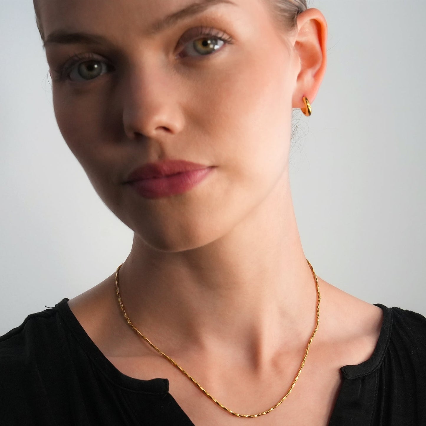 JAANBERG Gold: Mid Width Smooth Finish Mini Hoops for Day-to-Night Elegance