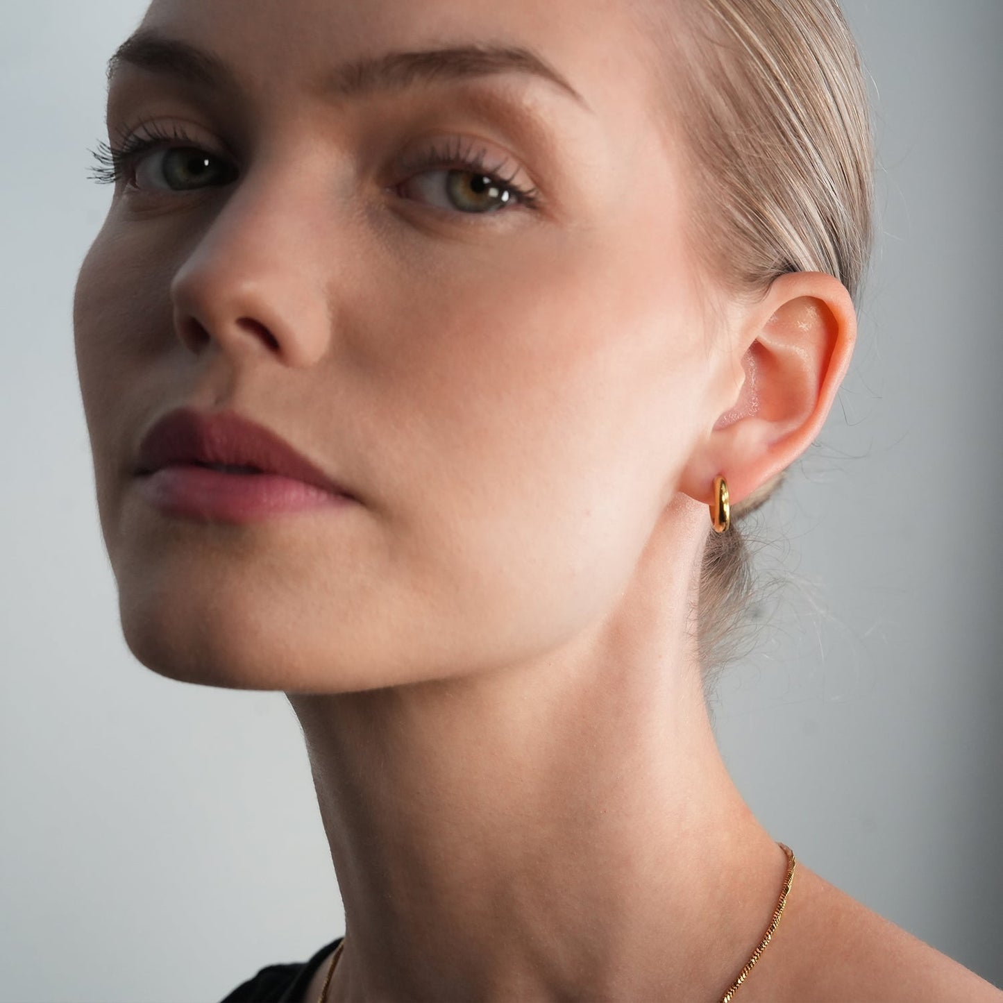 JAANBERG Gold: Mid Width Smooth Finish Mini Hoops for Day-to-Night Elegance