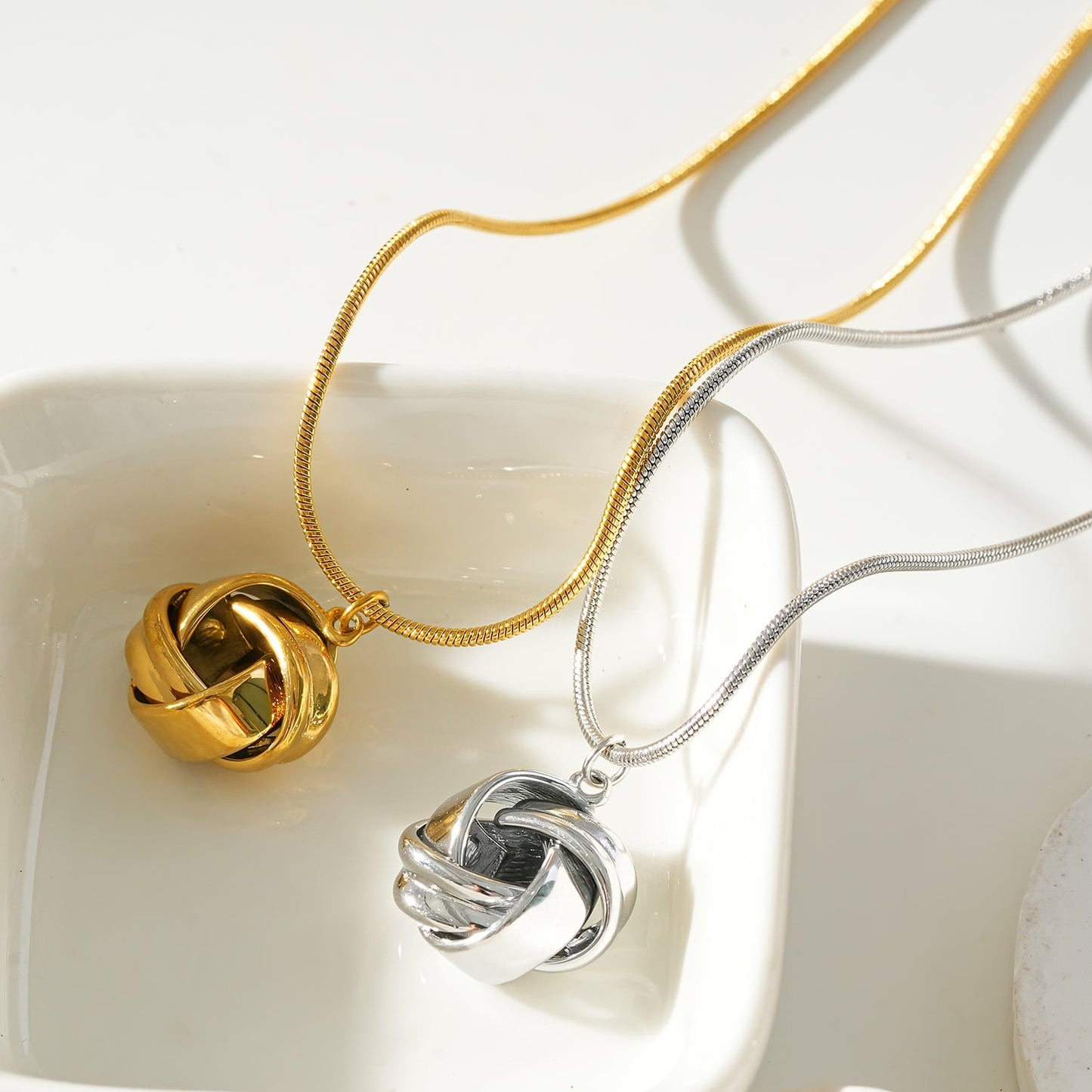 JASPUR: Snakeskin Chain Necklace with Love-Knot Pendant in Gold