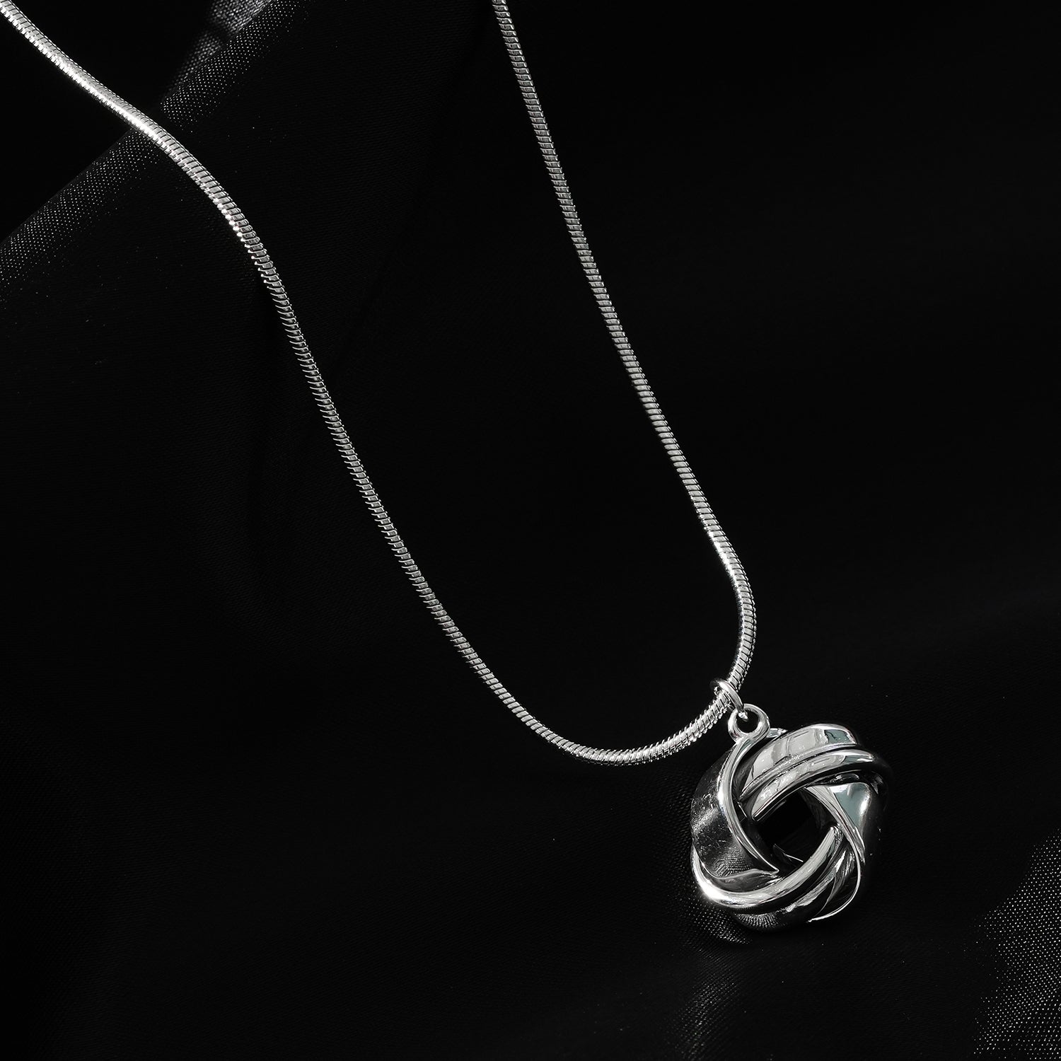 Style JASPUR: Snakeskin Chain Necklace with Love-Knot Pendant in White Gold (Silver Toned)