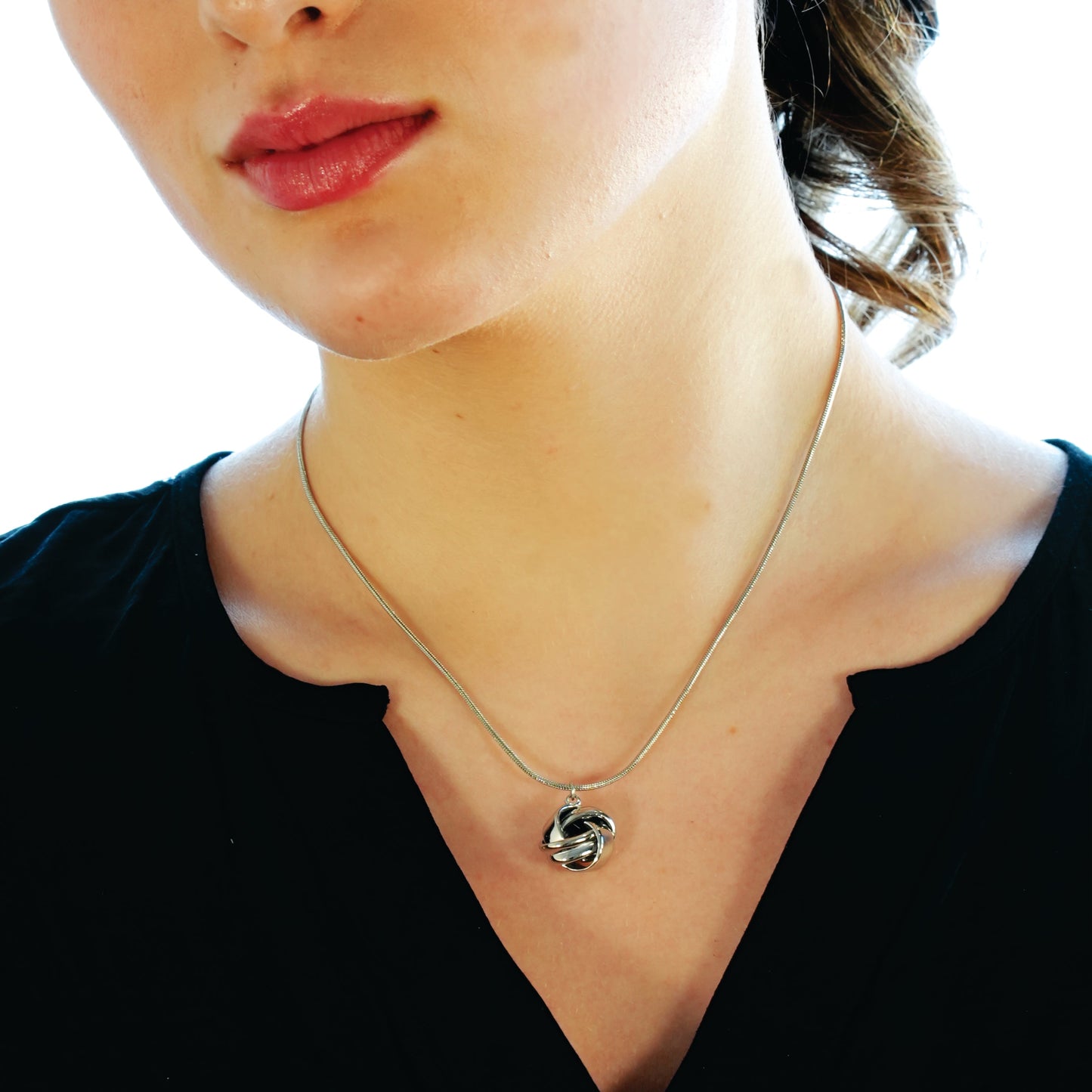 Style JASPUR: Snakeskin Chain Necklace with Love-Knot Pendant in White Gold (Silver Toned)