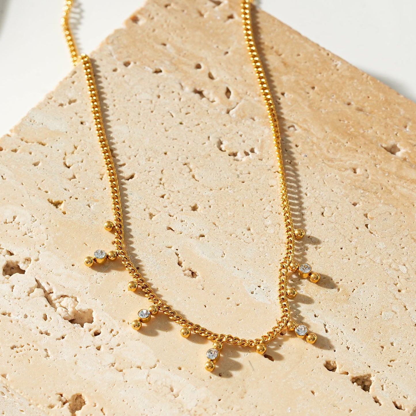 Style KALPI: Zirconia & Ball-Beaded Chain Necklace in Gold