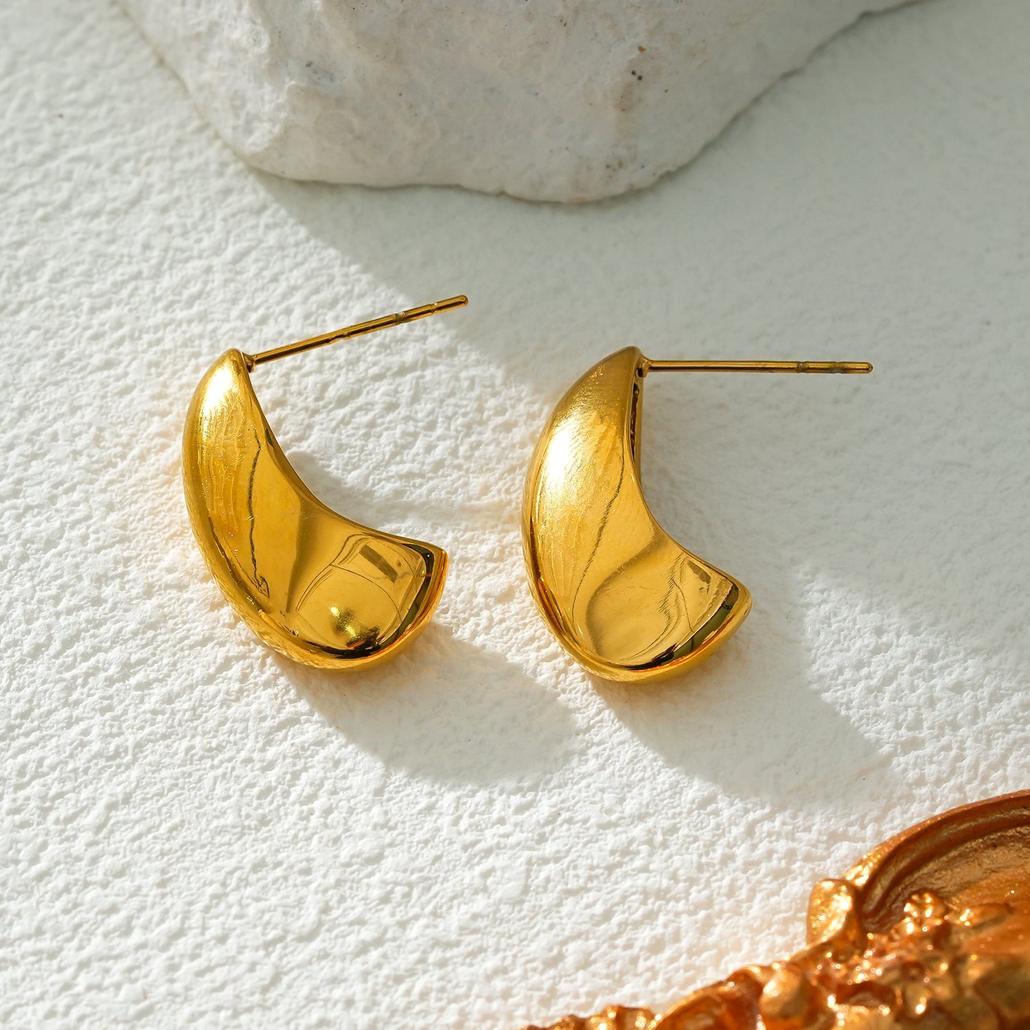 KEENE Gold: Chunky Look Light Weight Geometric Stud Earrings