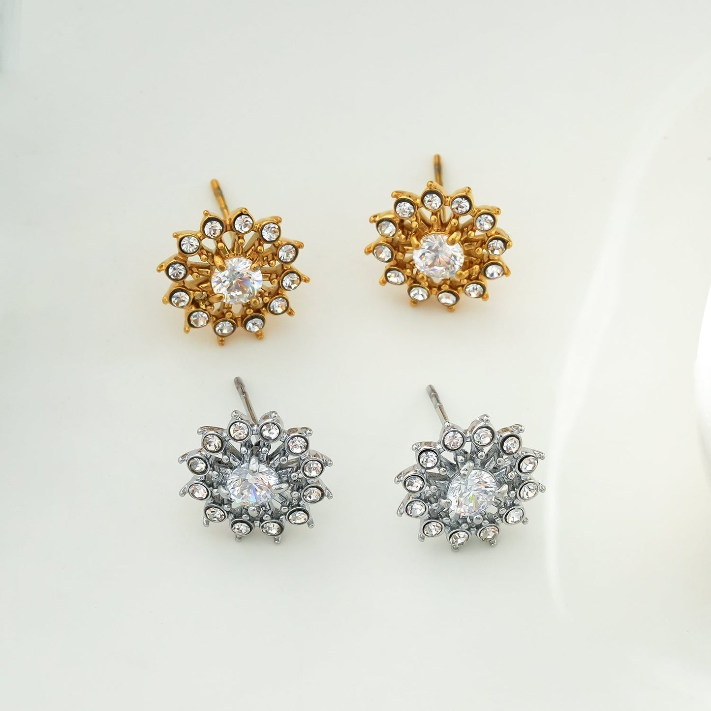 Style KERELA Gold: Shimmering Star Zirconia Stud Earrings