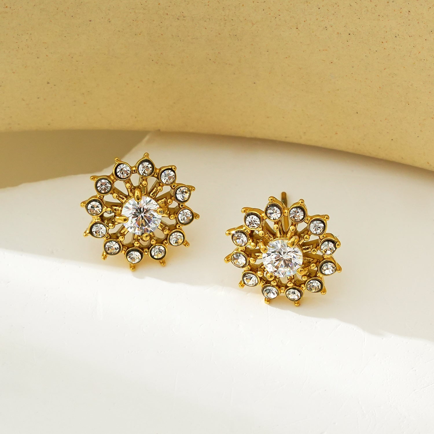 Style KERELA Gold: Shimmering Star Zirconia Stud Earrings