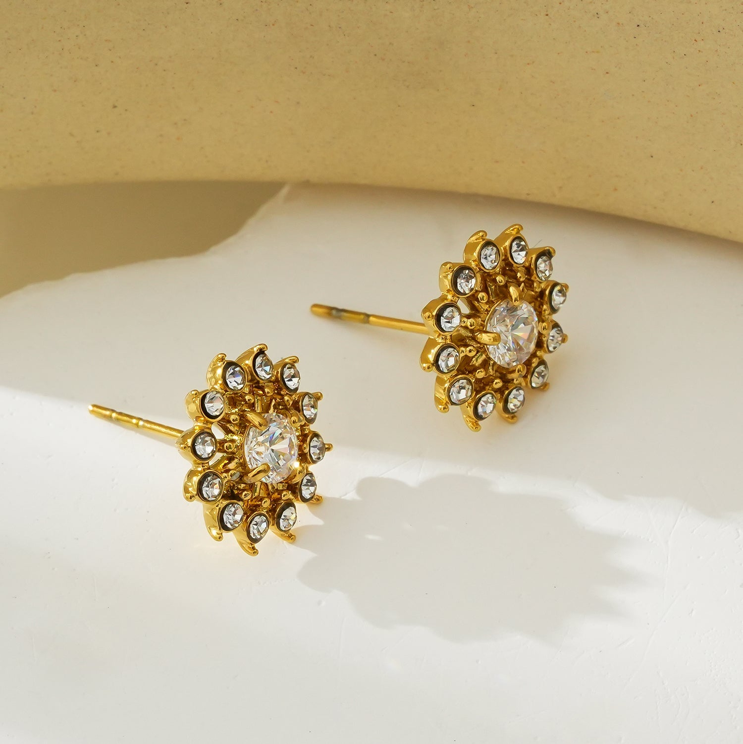 Style KERELA Gold: Shimmering Star Zirconia Stud Earrings