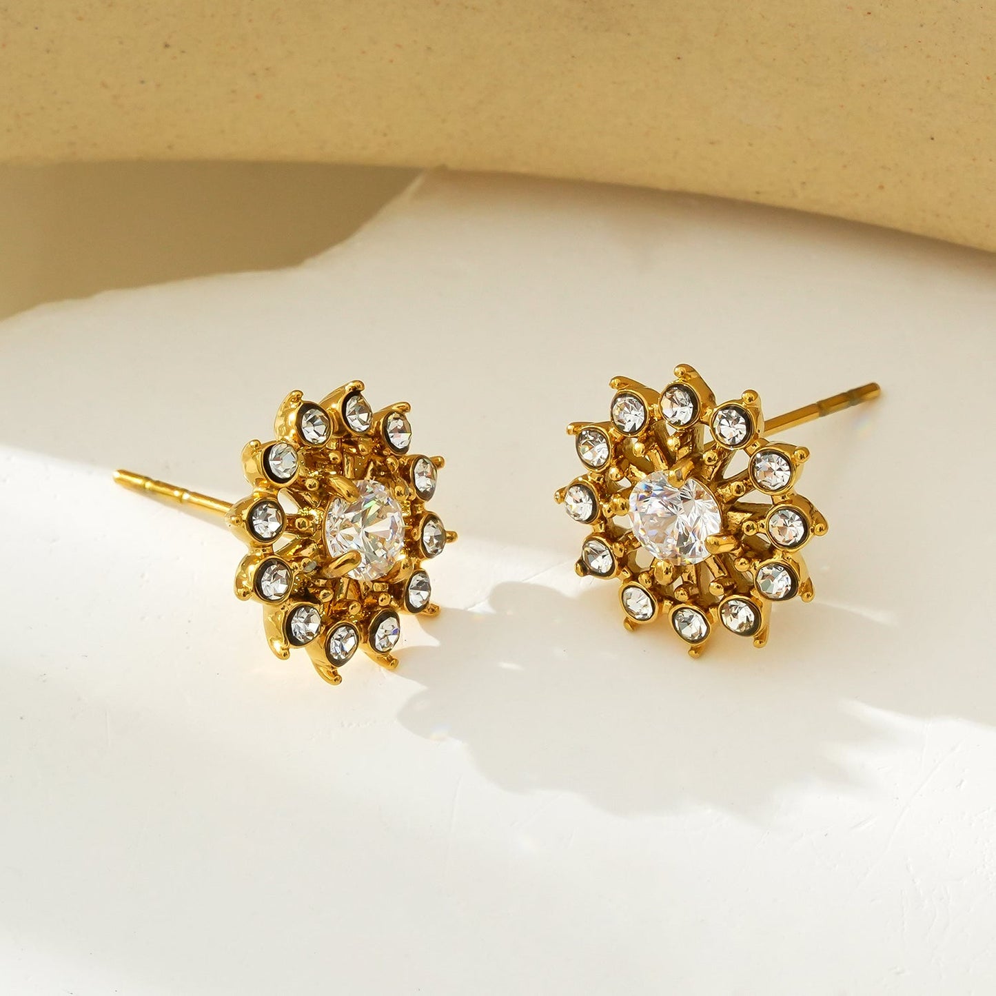 Style KERELA Gold: Shimmering Star Zirconia Stud Earrings