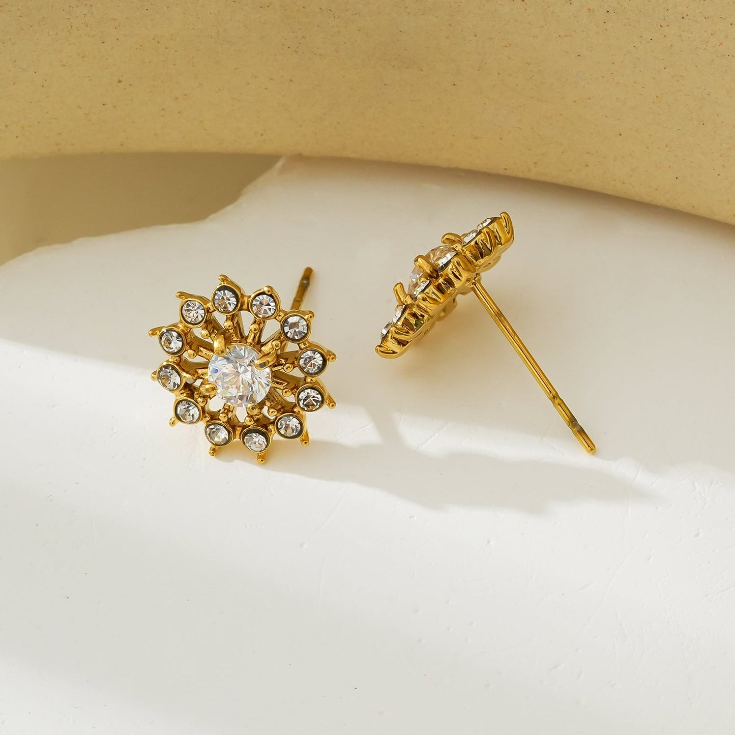 Style KERELA Gold: Shimmering Star Zirconia Stud Earrings