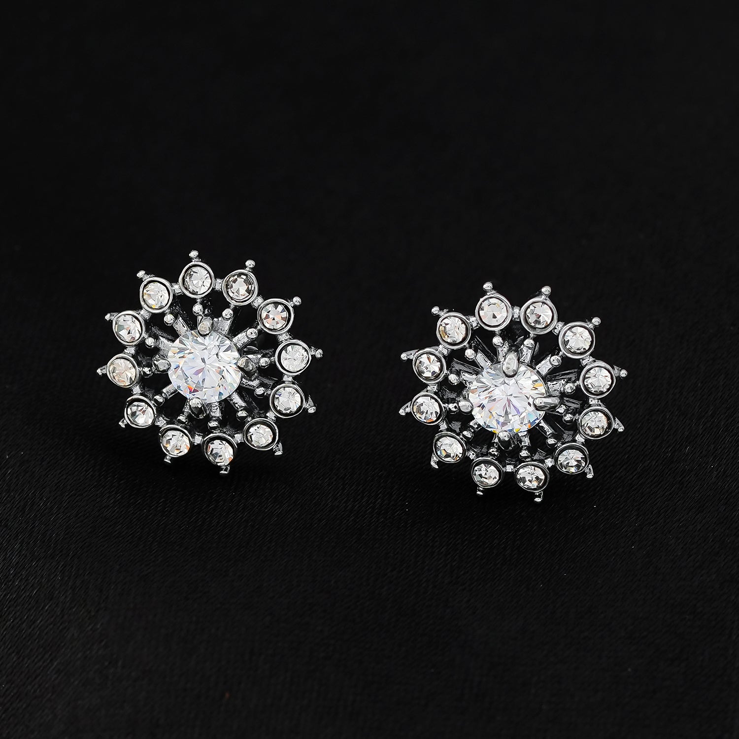 Style KERELA Silver: Shimmering Star Zirconia Stud Earrings