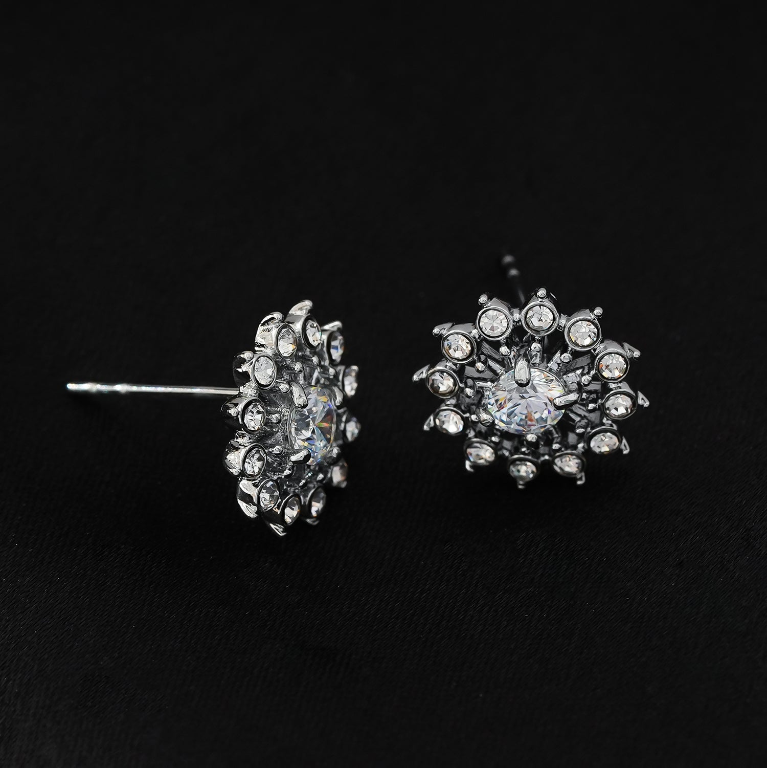 Style KERELA Silver: Shimmering Star Zirconia Stud Earrings