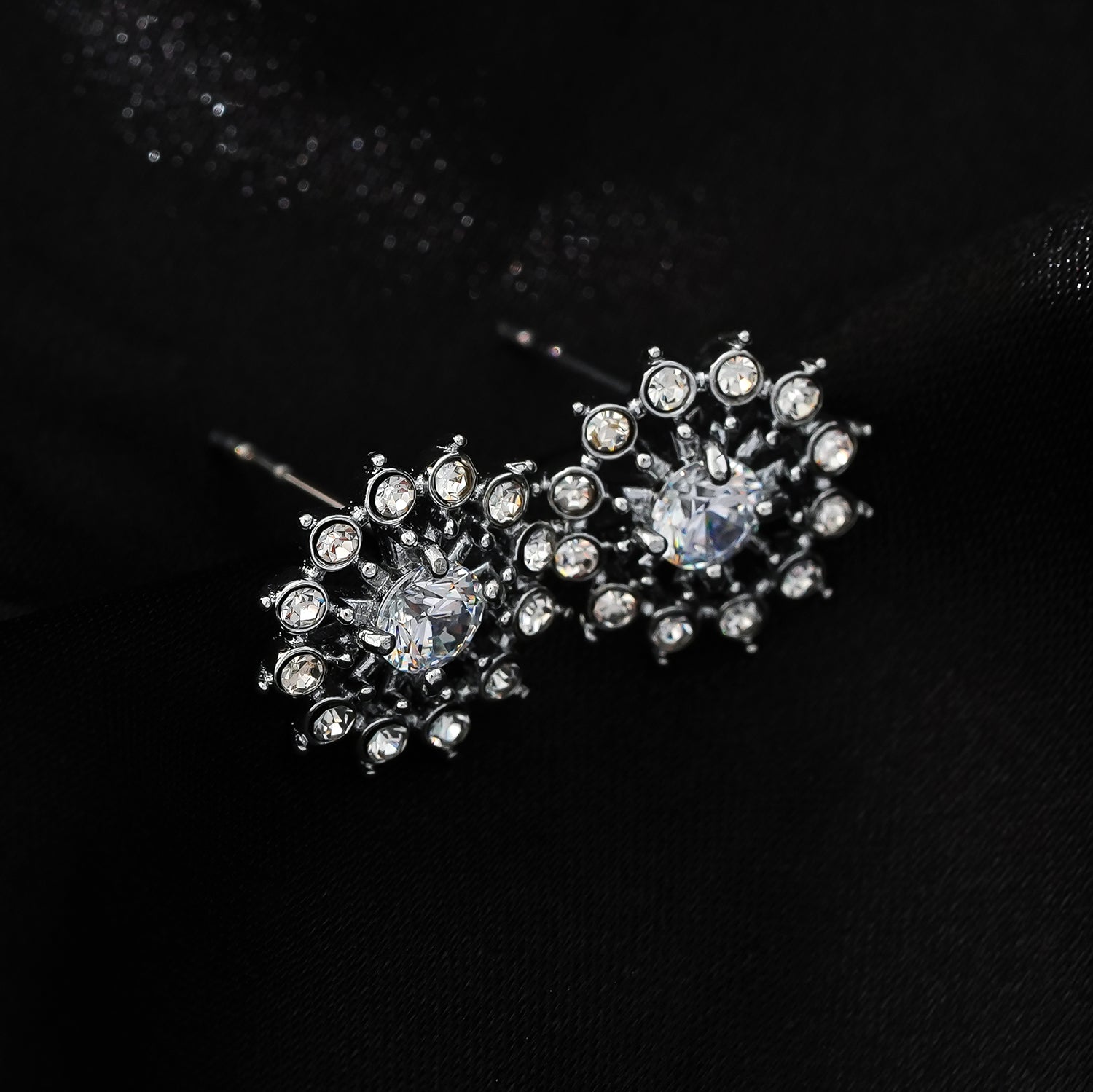 Style KERELA Silver: Shimmering Star Zirconia Stud Earrings