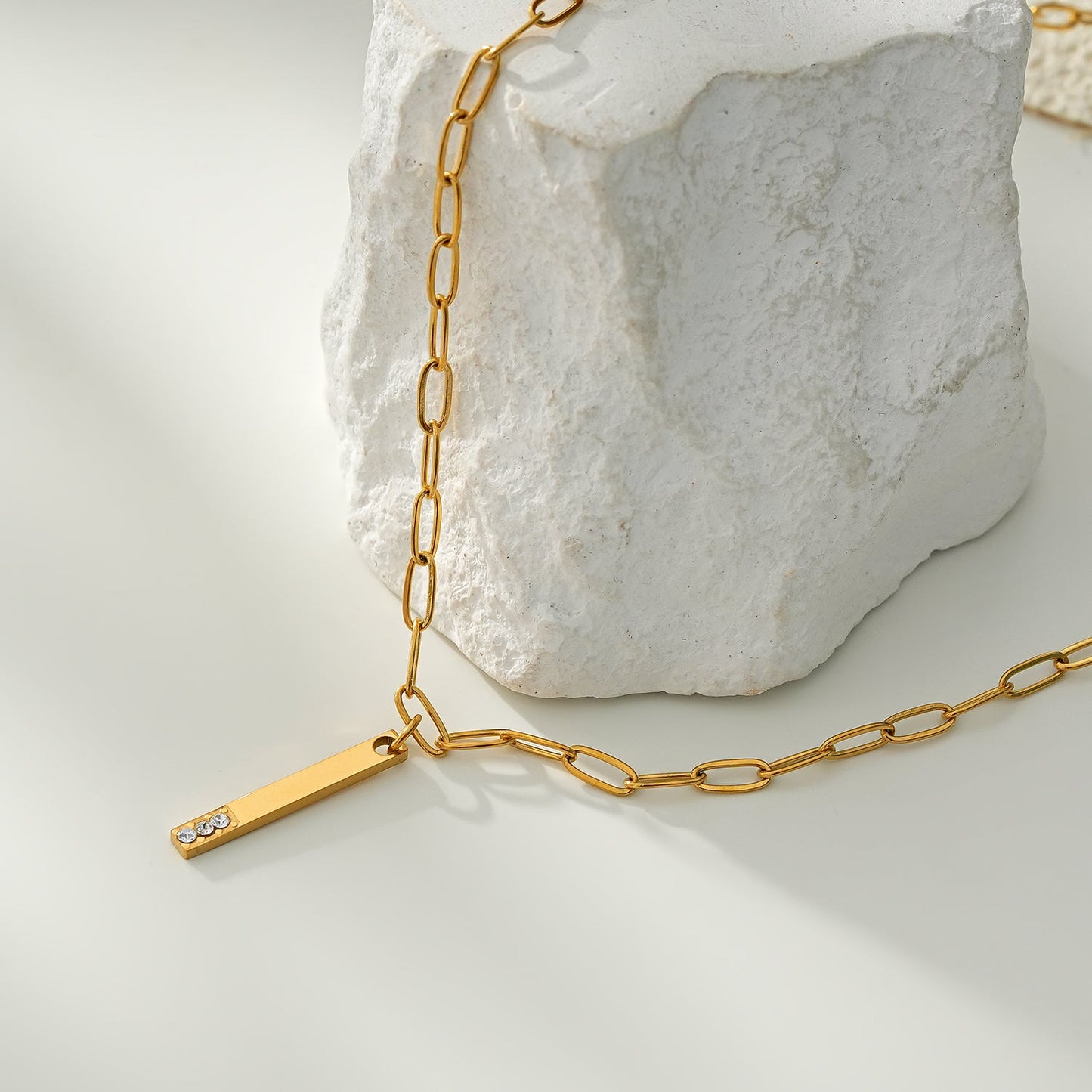 Style KORATIA: Minimalist Necklace with Paper-Clip Chain and Bar Charm Zirconia Embedded Pendant in Gold