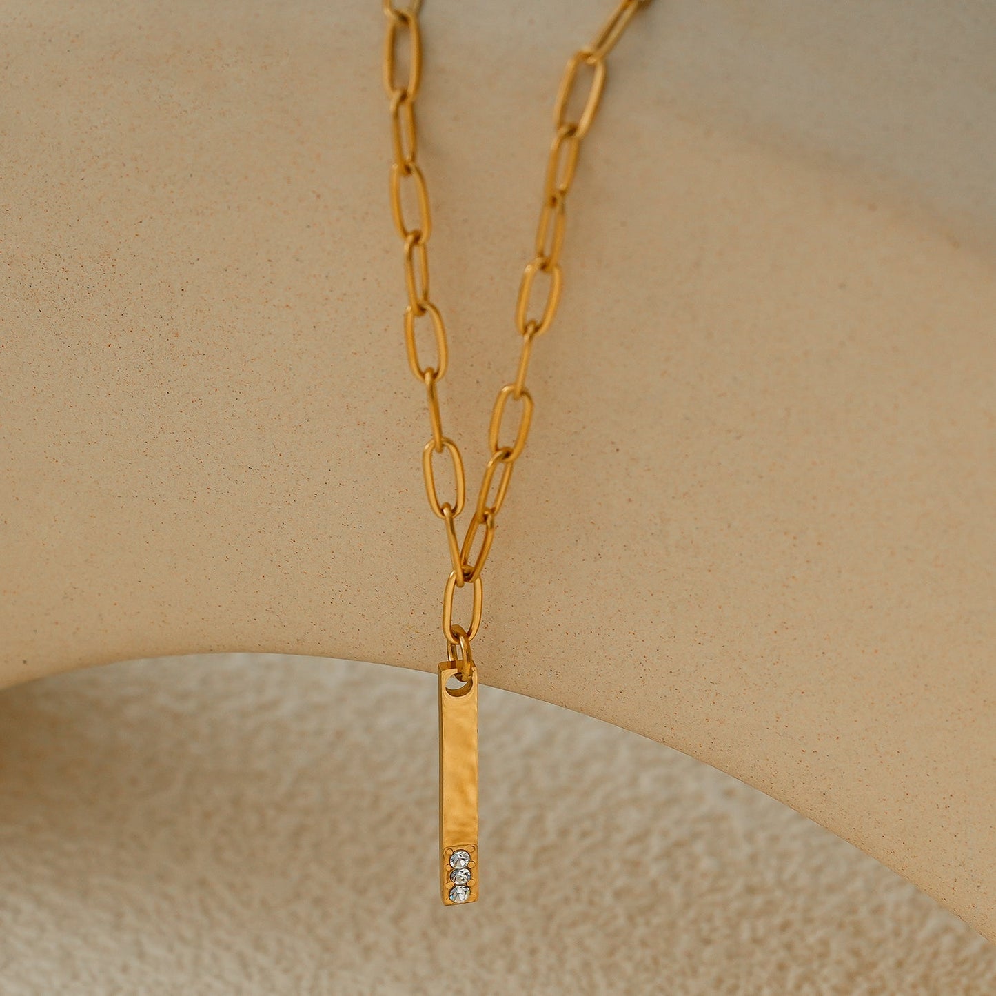 Style KORATIA: Minimalist Necklace with Paper-Clip Chain and Bar Charm Zirconia Embedded Pendant in Gold